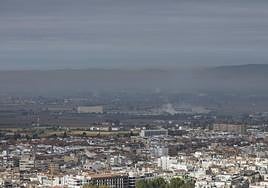 'Boina' de contaminación sobre la capital granadina y la Vega el pasado 8 de noviembre.