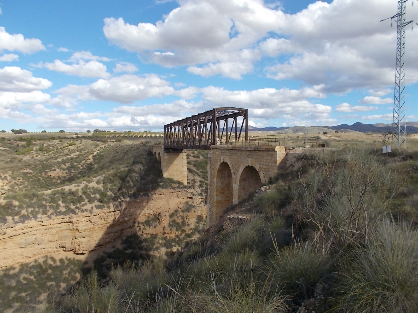 La estructura de hierro, bajo el cielo de Guadix.