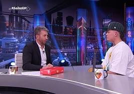 Saiko entrega a Pablo Motos una caja de piononos.