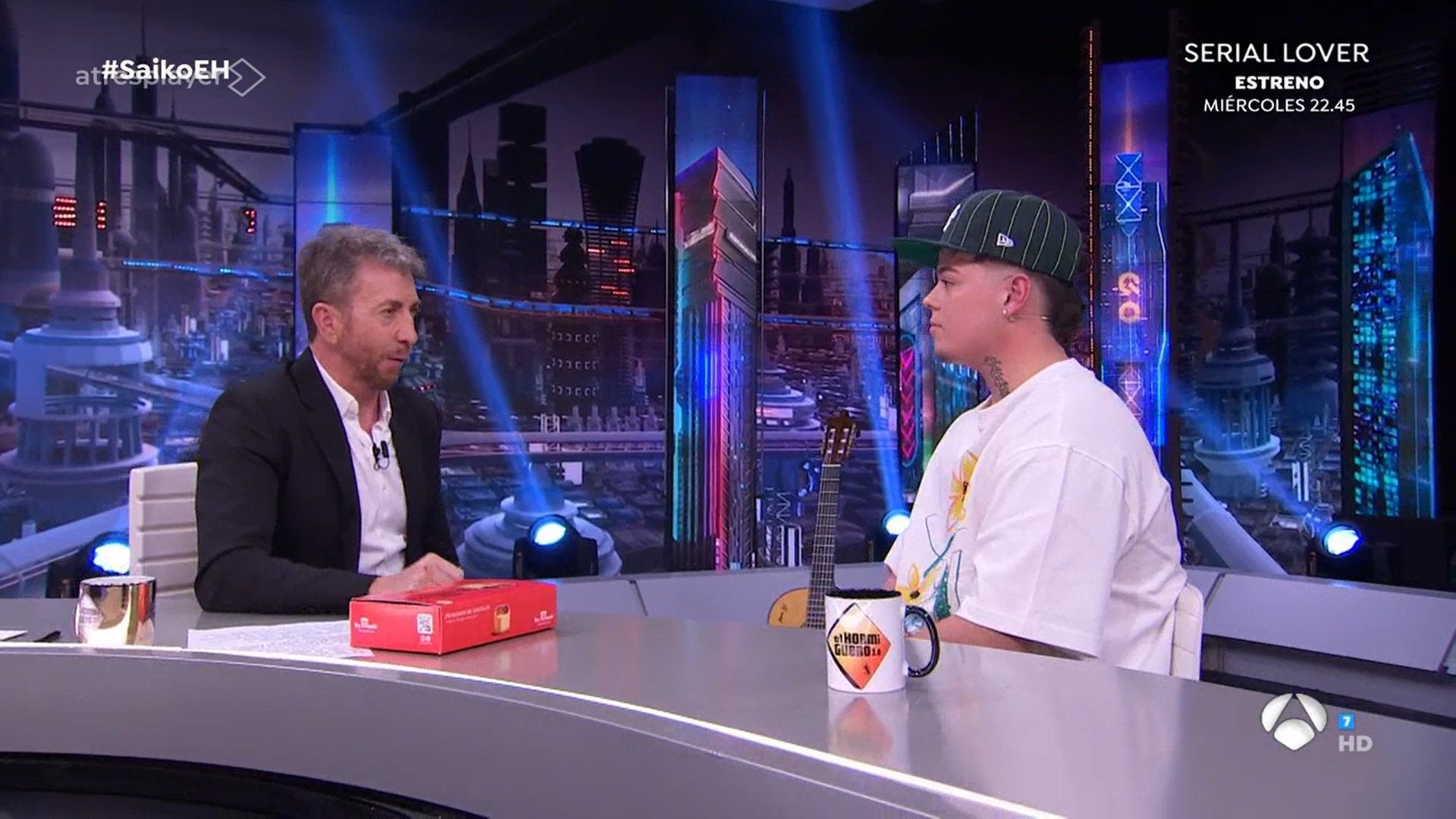 Saiko entrega a Pablo Motos una caja de piononos.