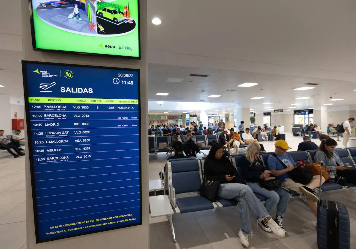 Pasajeros esperando su vuelo en el aeropuerto de Granada.