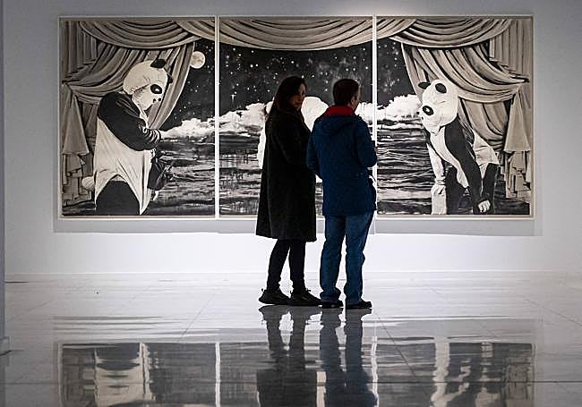 'La escena' ocupa uno de los extremos de la sala.