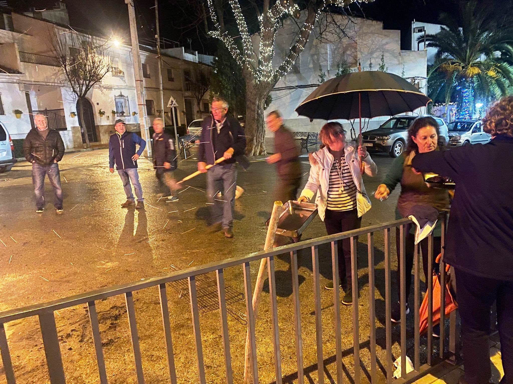 Preparativos de la lumbre de San Antón en el barrio quesadeño de La Magdalena.