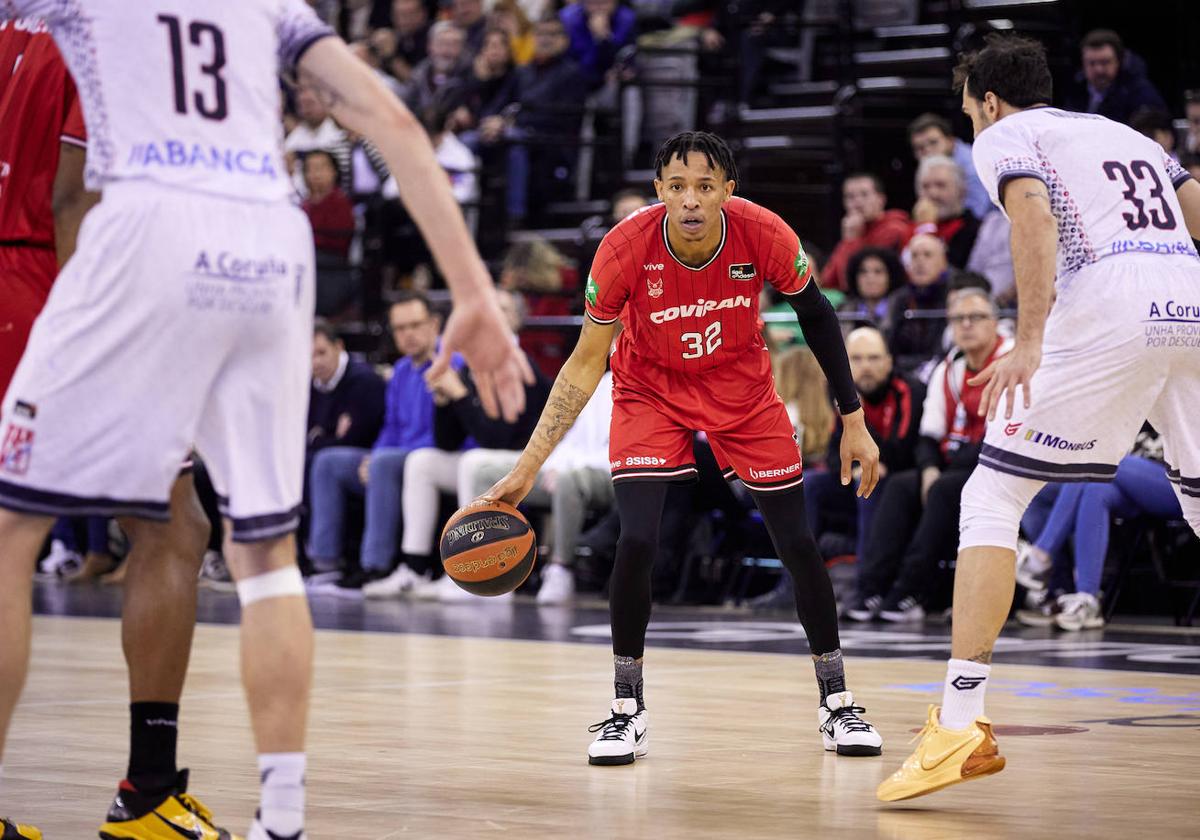 Joe Thomasson bota el balón en el partido contra el Obradoiro.