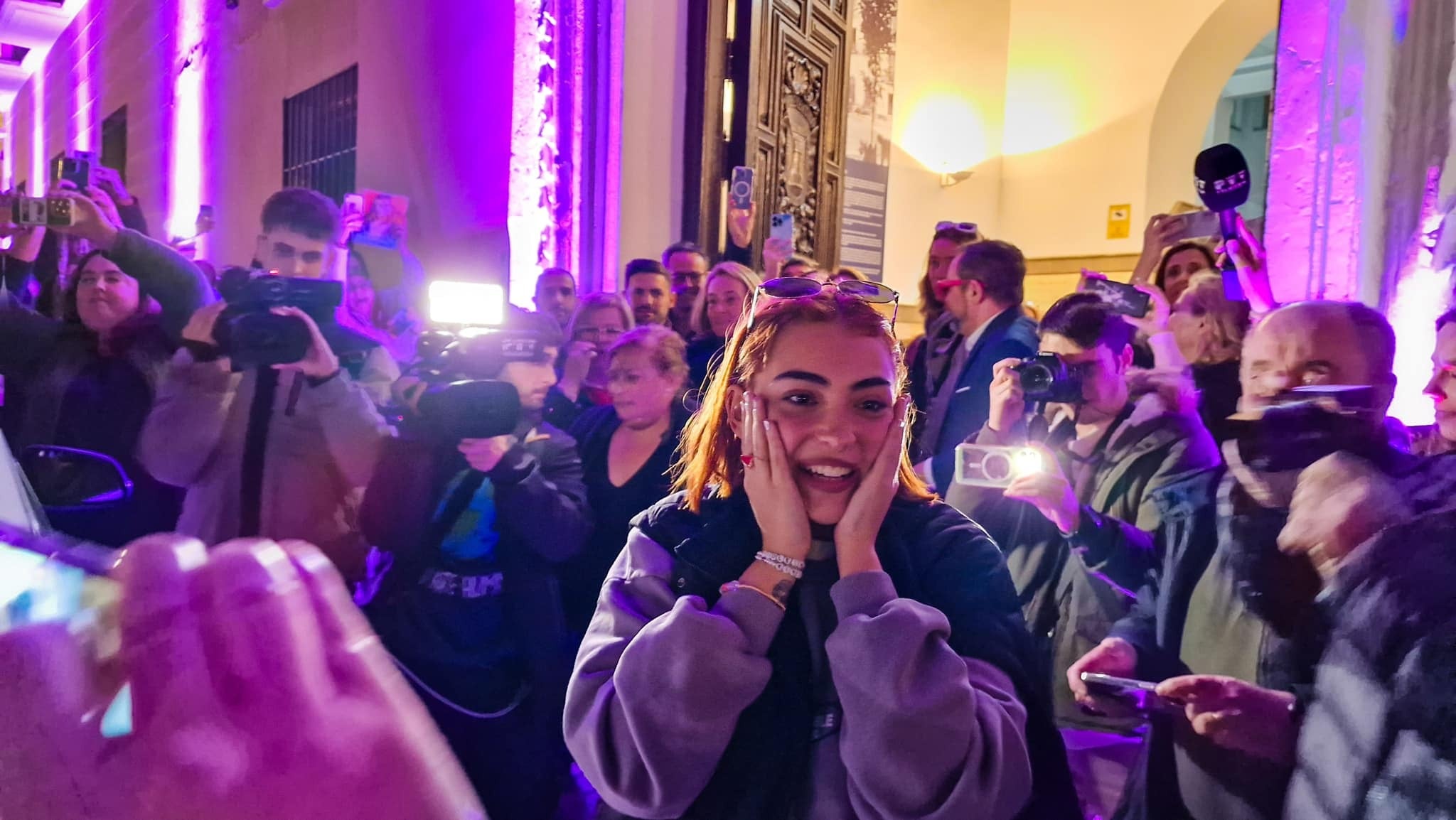 Violeta, sorprendida del recibimiento en la puerta del Ayuntamiento de Motril.