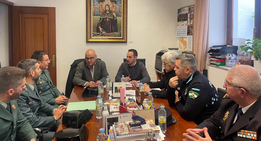 El nuevo subdelegado del Gobierno, Manuel Fernández, junto al resto de representantes en la comisión de VioGén.