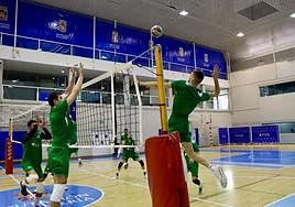 Erik Stoev ataca por cuatro intentando superar el bloqueo de Paulo Renan Bertassoni.