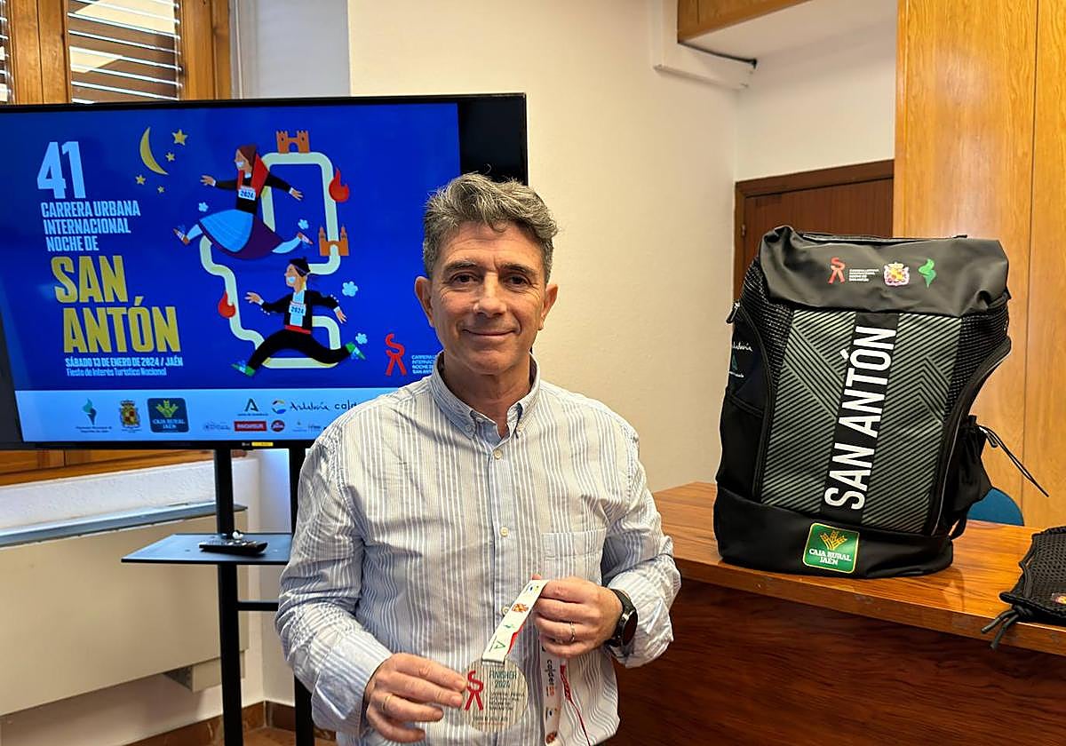 El concejal de Deportes, José María Álvarez, con la bolsa y la medalla.