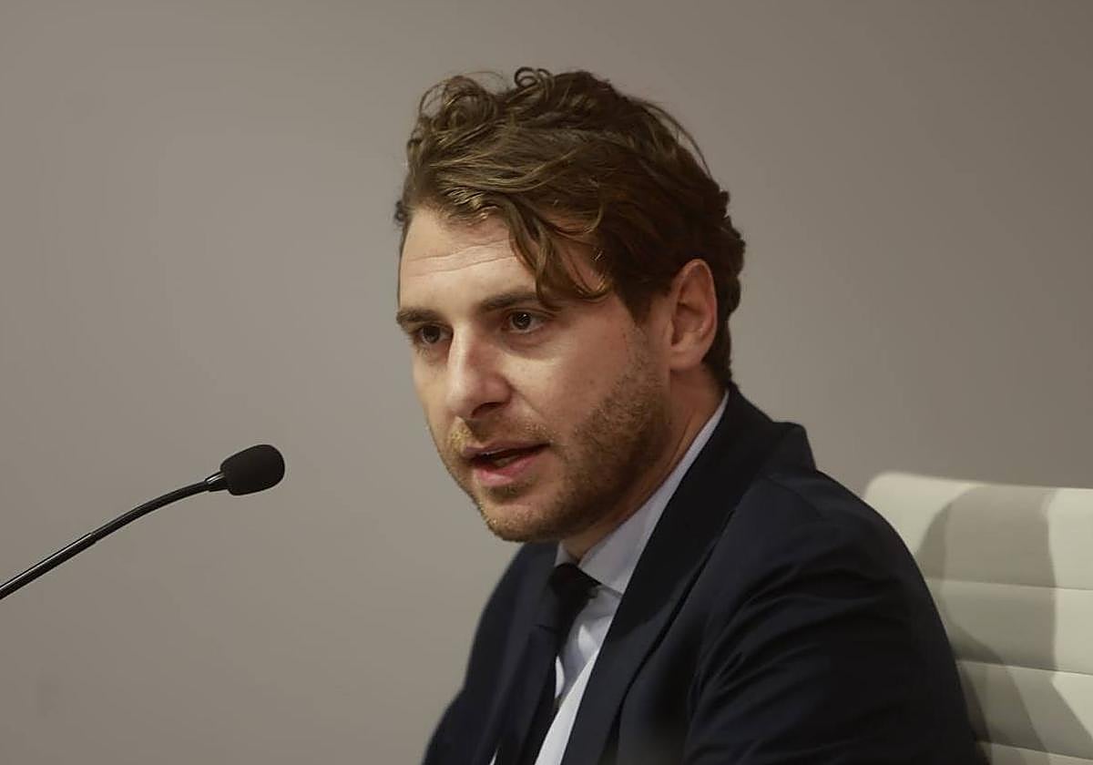 Matteo Tognozzi, durante la presentación oficial de Martin Hongla.