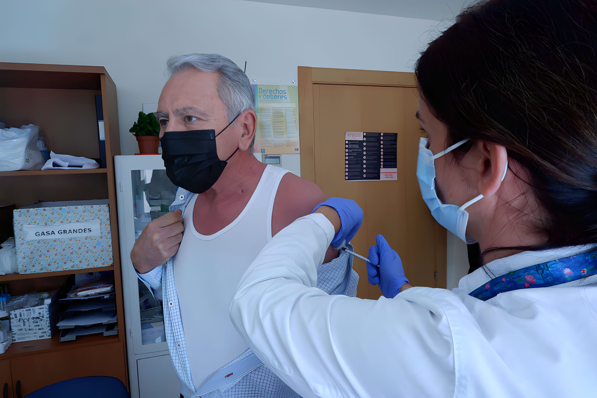 Un paciente se pone la vacuna en un centro de salud.