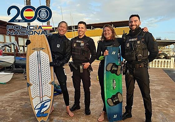 Kitesurfistas junto a sus salvadores en Motril.