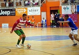 Un jugador del Sima Granada conduce el balón.