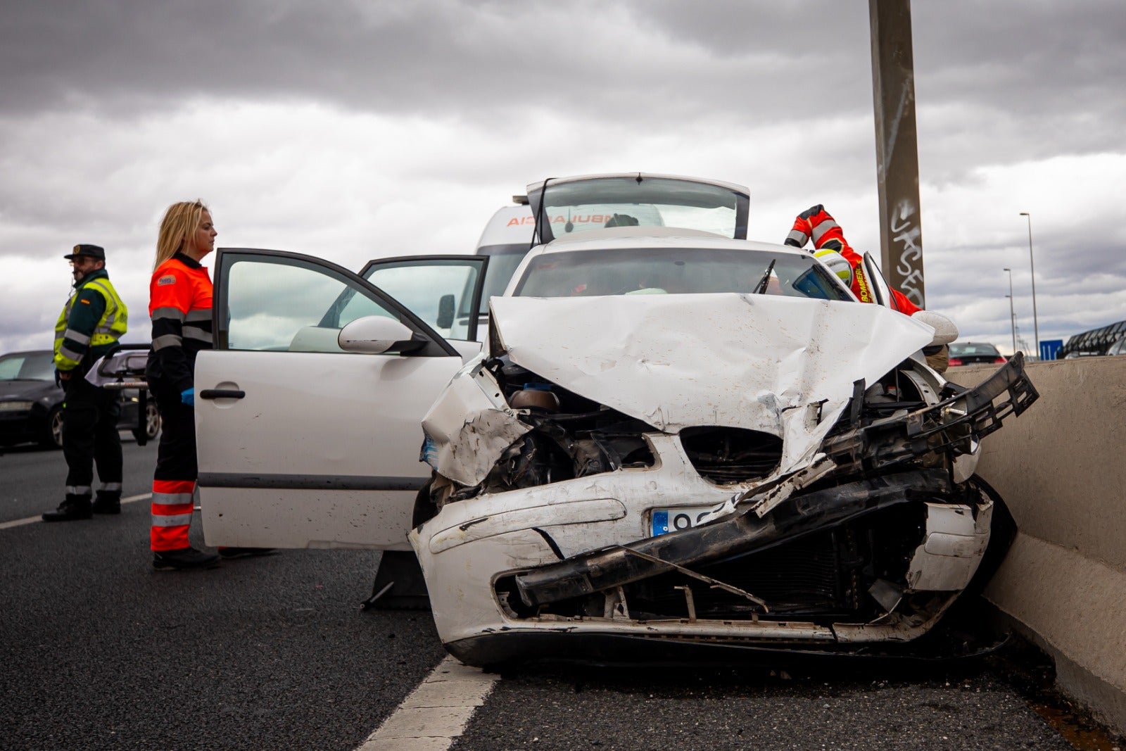 Las imágenes del rescate a un hombre tras un accidente en la Circunvalación