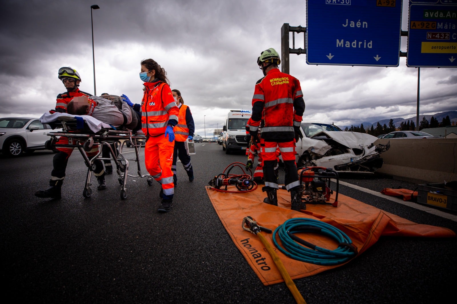 Las imágenes del rescate a un hombre tras un accidente en la Circunvalación