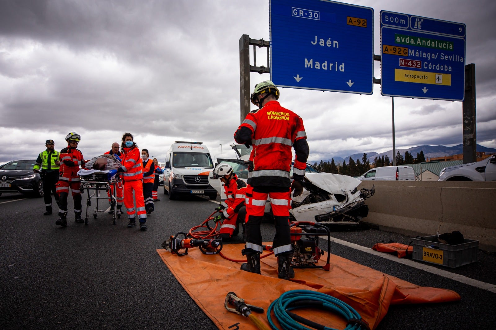 Las imágenes del rescate a un hombre tras un accidente en la Circunvalación