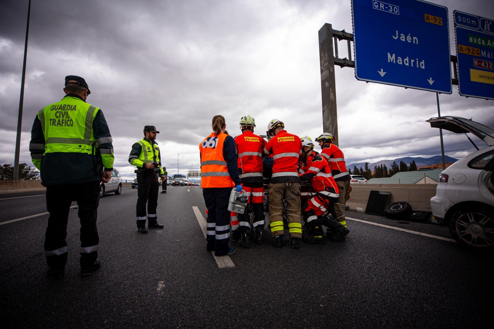 Las imágenes del rescate a un hombre tras un accidente en la Circunvalación