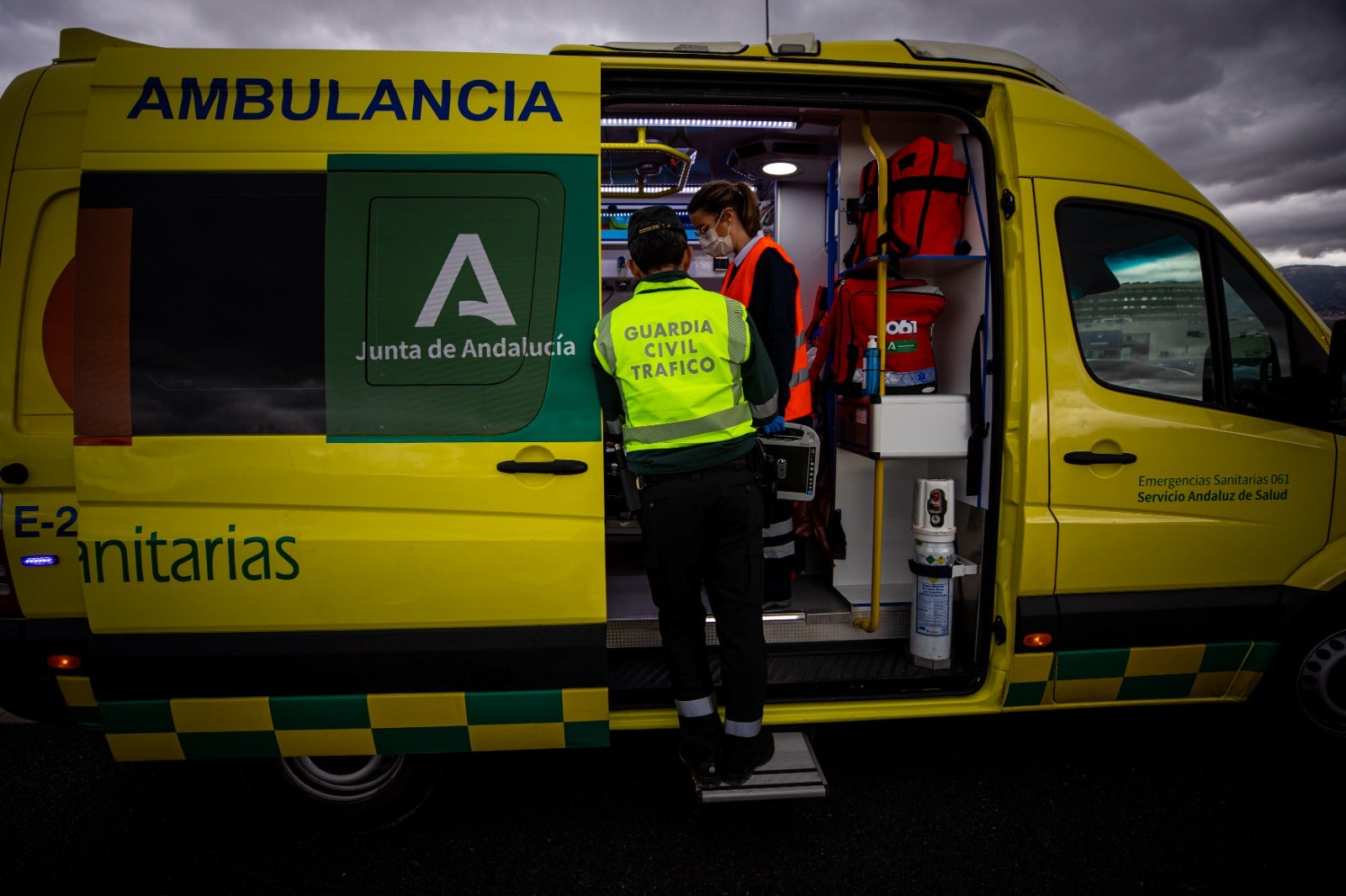 Las imágenes del rescate a un hombre tras un accidente en la Circunvalación