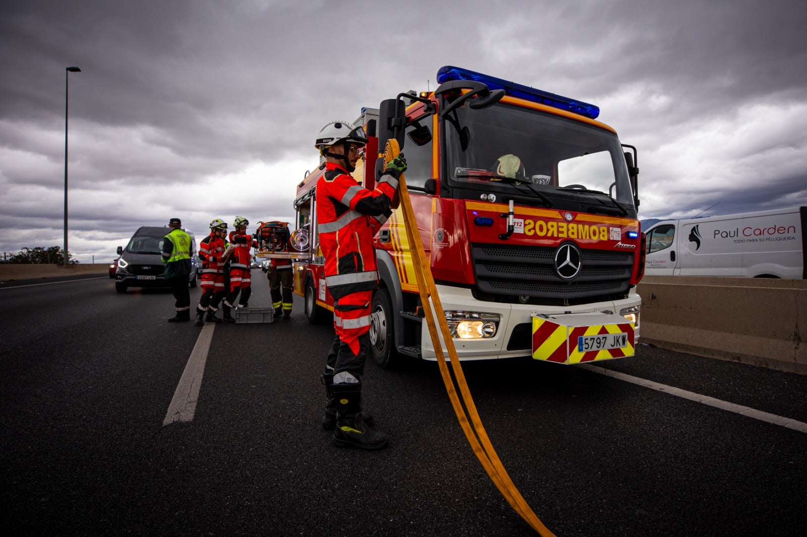 Las imágenes del rescate a un hombre tras un accidente en la Circunvalación