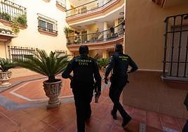 Agentes de la Guardia Civil accediendo al bloque donde tuvieron lugar los hechos.