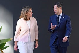 Teresa Ribera y Juanma Moreno, el pasado octubre en Sevilla.