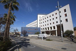 Vistas exteriores del edificio de la Facultad de Informática y Telecomunicaciones de la UGR.