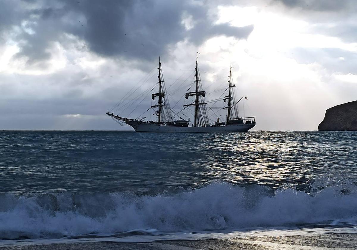 Imagen principal - El buque escuela de la Marina de Dinamarca fondea en la bahía de La Herradura