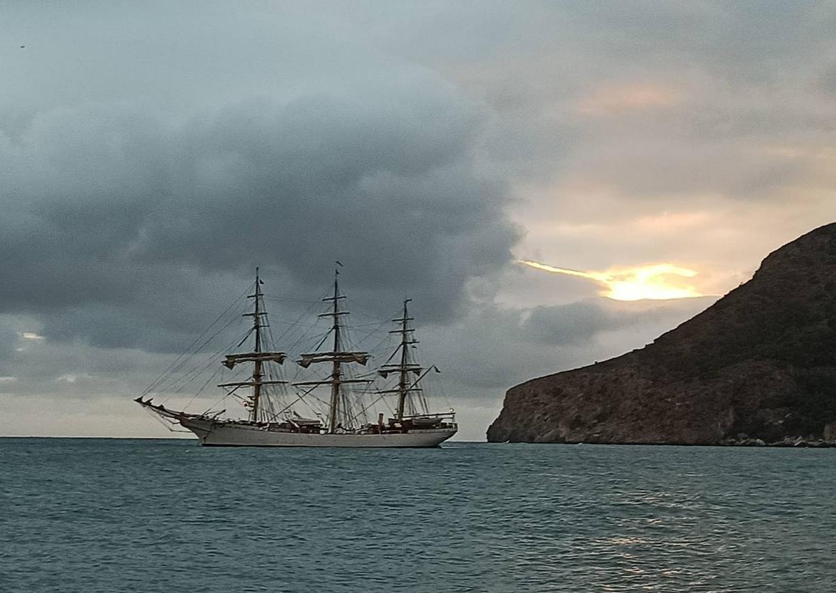 Imagen secundaria 1 - El buque escuela de la Marina de Dinamarca fondea en la bahía de La Herradura