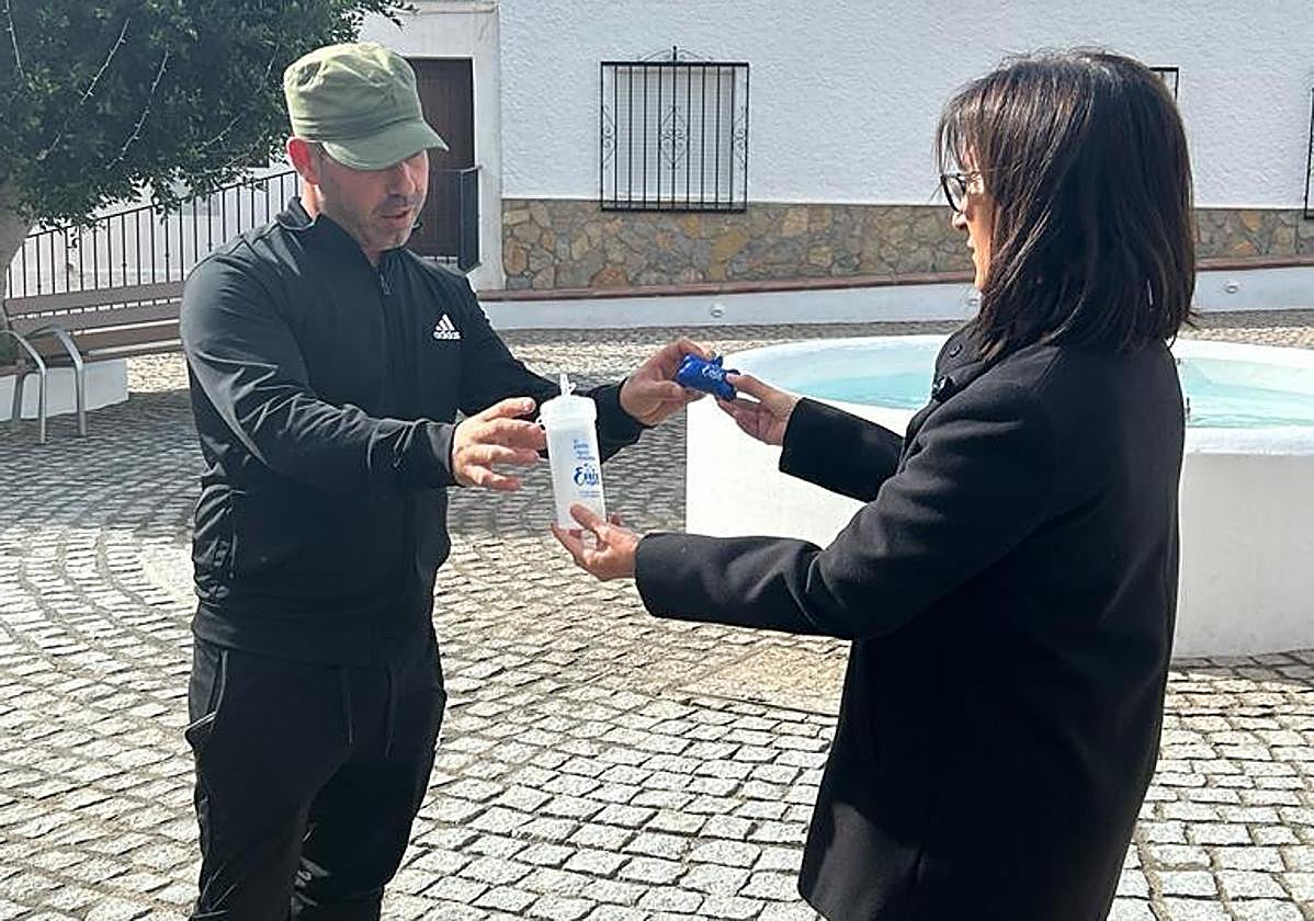 Un vecino del municipio de Enix recoge los regalos de la campaña 'Sí tiene mascota, sé responsable'.