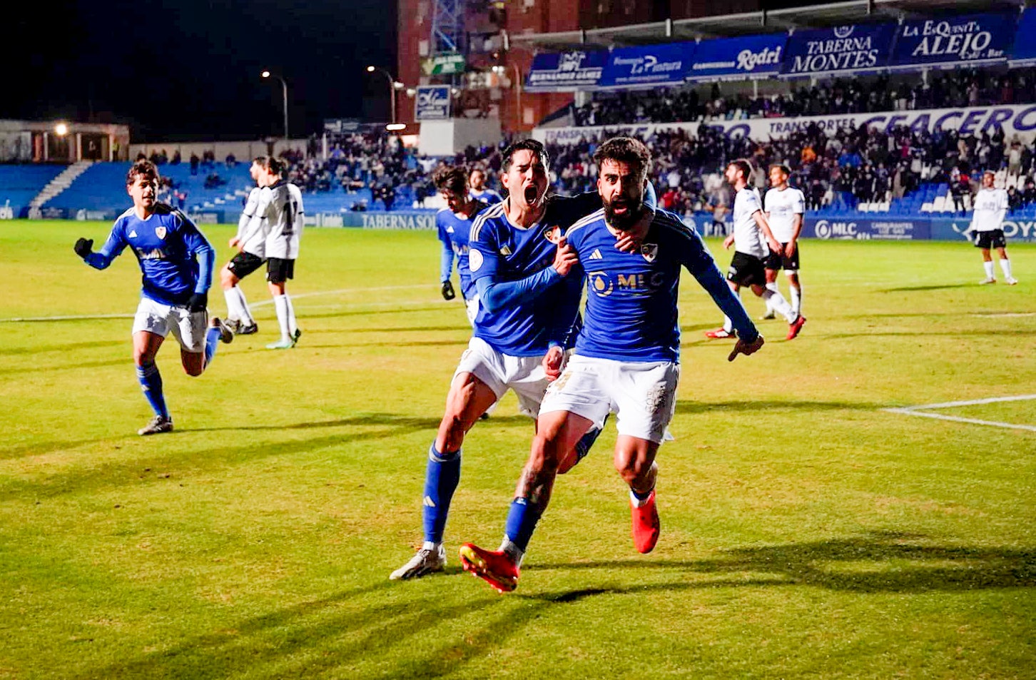 Loa azulillos celebran uno de sus goles.