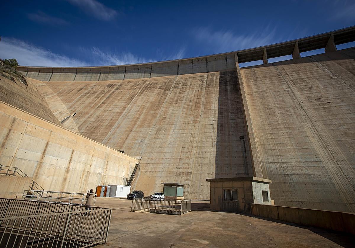 Ubicación de la central hidroeléctricacon la Presa de Rules al fondo.