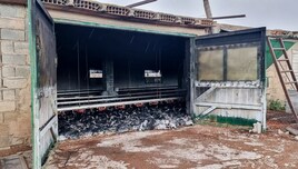 Imagen parcial de la explotación avícola arrasada por las llamas.