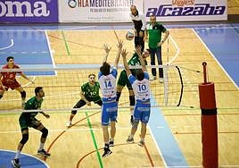 Víctor Rodríguez, que hizo un partidazo, supera el bloqueo de Augustinho y Lucas Biliato.