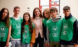 La consejera de Inclusión Social de la Junta, Loles López, en un acto con jóvenes voluntarios.