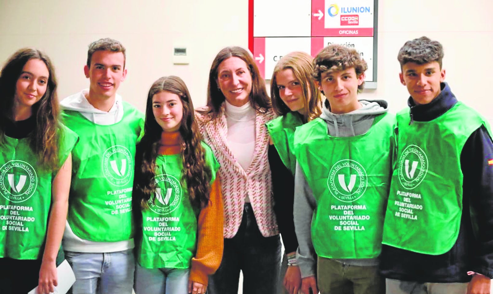 La consejera de Inclusión Social de la Junta, Loles López, en un acto con jóvenes voluntarios.