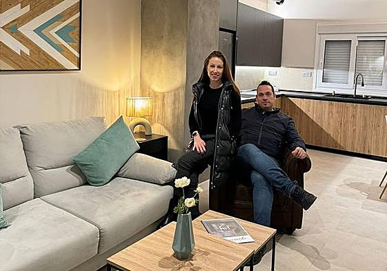 Samantha y Humberto en el salón de su vivienda turística en Las Gabias