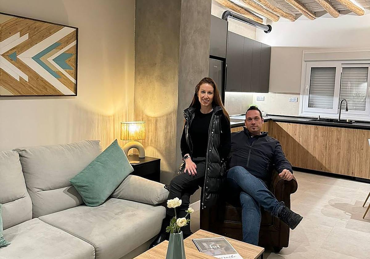 Samantha y Humberto en el salón de su vivienda turística en Las Gabias.