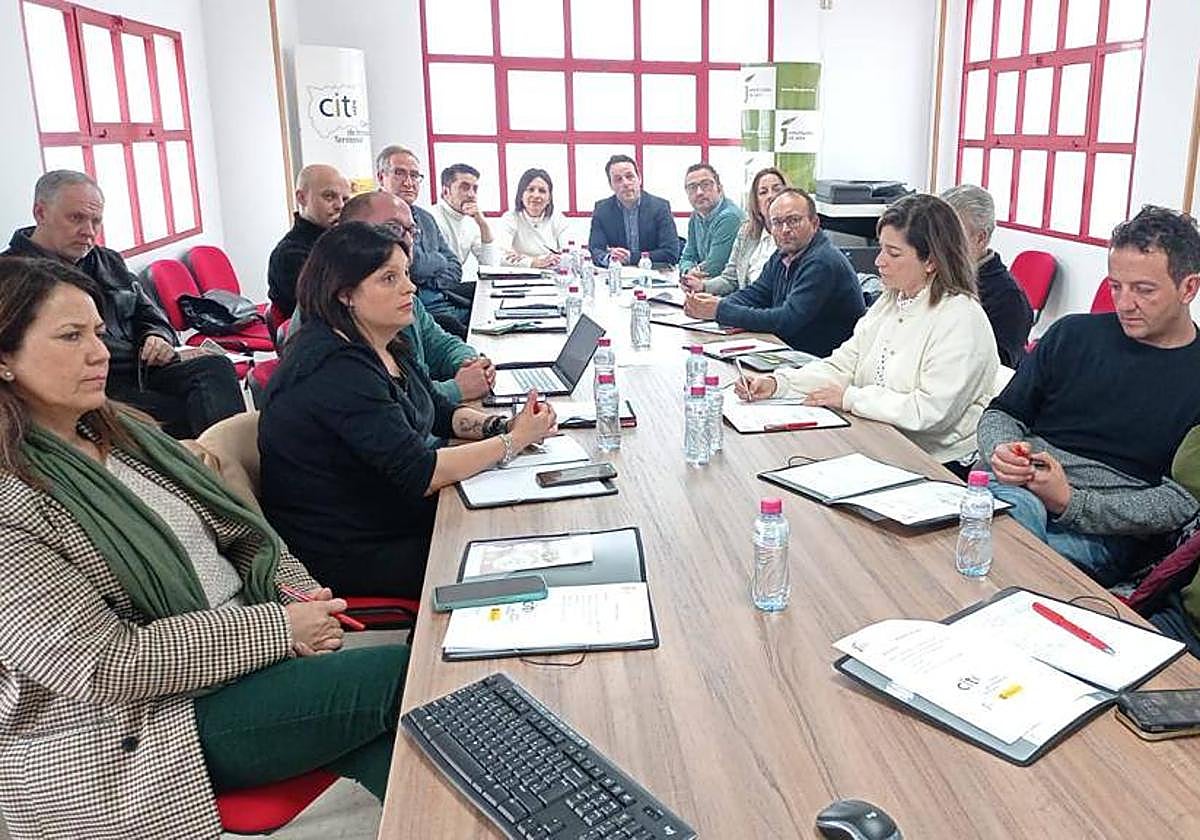 Los diputados Javier Perales e Isabel Uceda se reúnen con los alcaldes y alcaldesas de la Sierra de Segura.