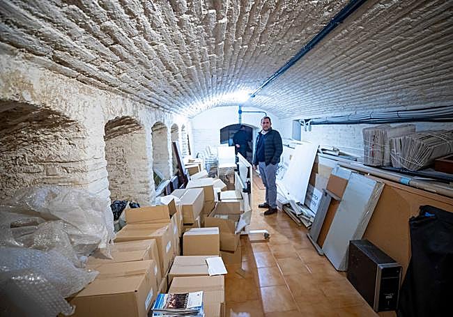 Sótano abovedado con cajas.