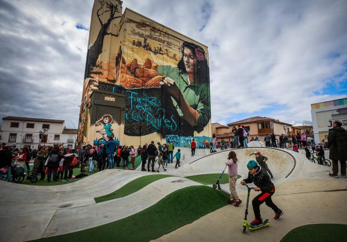 La chavalería paduleña disfrutó con la fiesta de inauguración del grafiti.