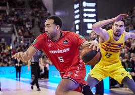 Kwan Cheatham se escapa de la marca de Satoransky en el Palacio de los Deportes.