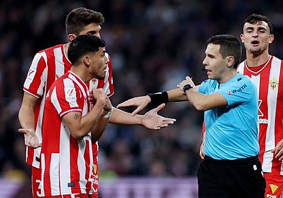 Robertone, Édgar y Pubill piden explicaciones a un Hernández Maeso que protagonizó el robo.