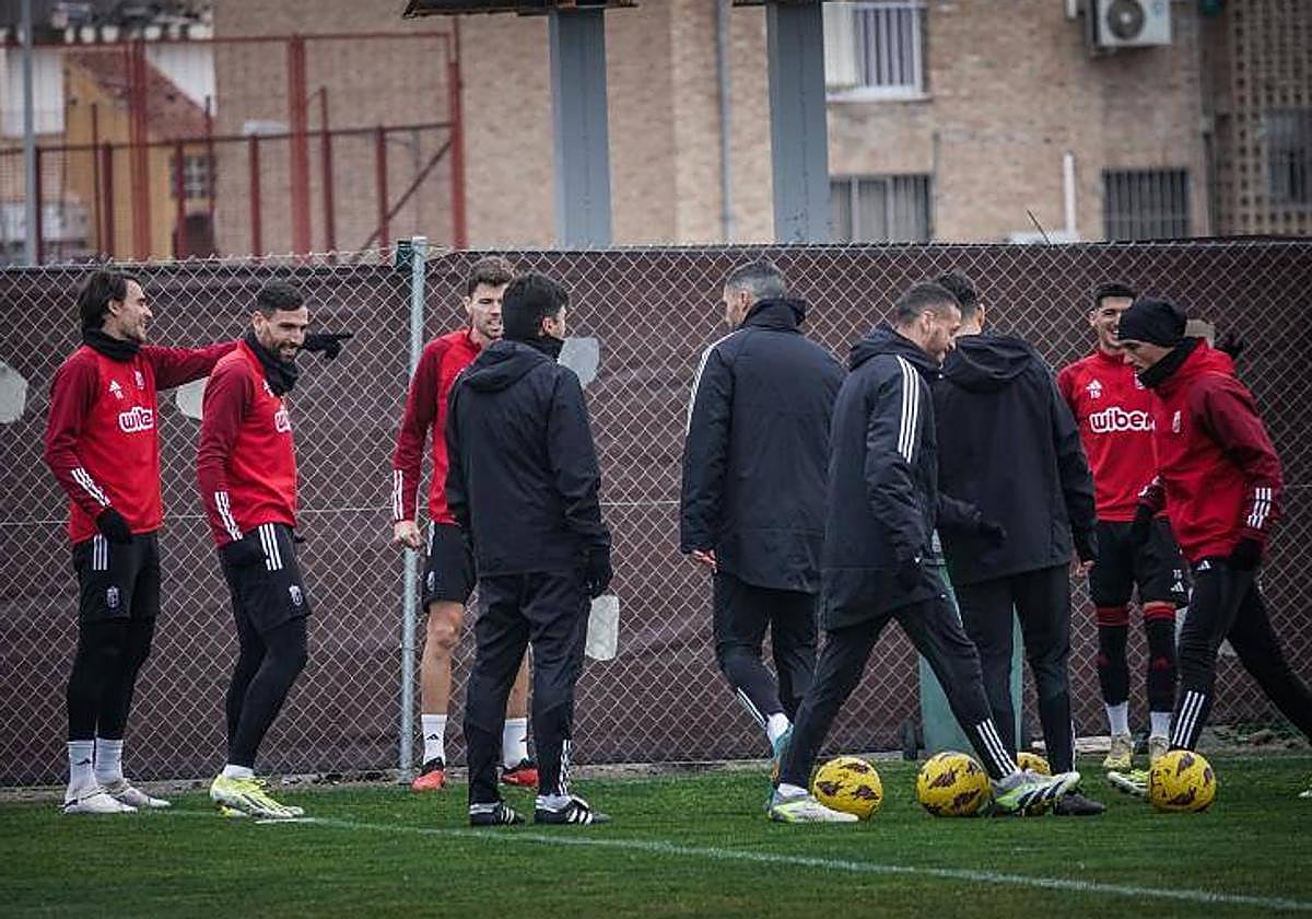 Alexander Medina, en el centro, charla con sus futbolistas antes del último entrenamiento del equipo.