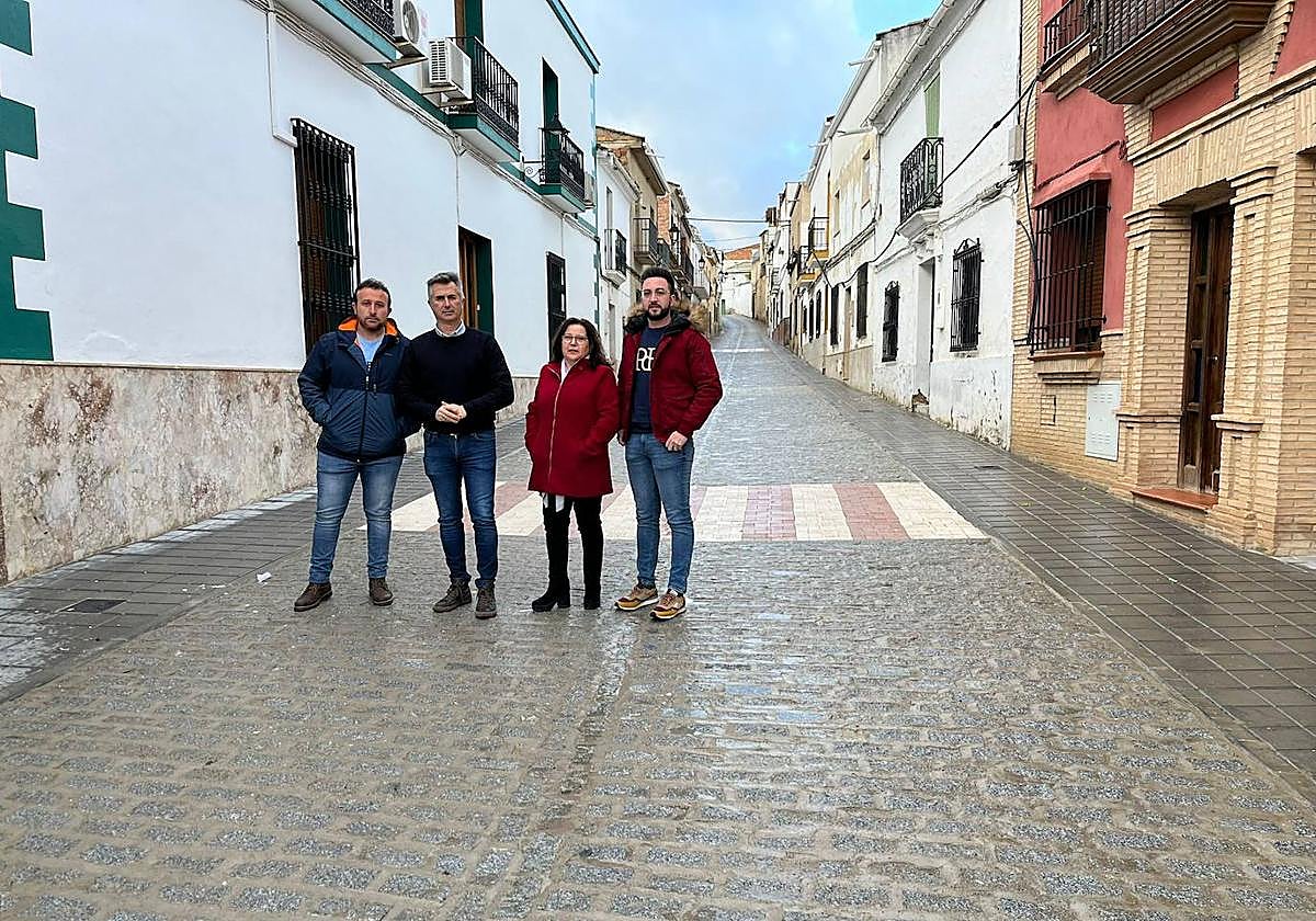José Luis Agea y Francisca Paula Calero visitan la calle Ramón y Cajal.
