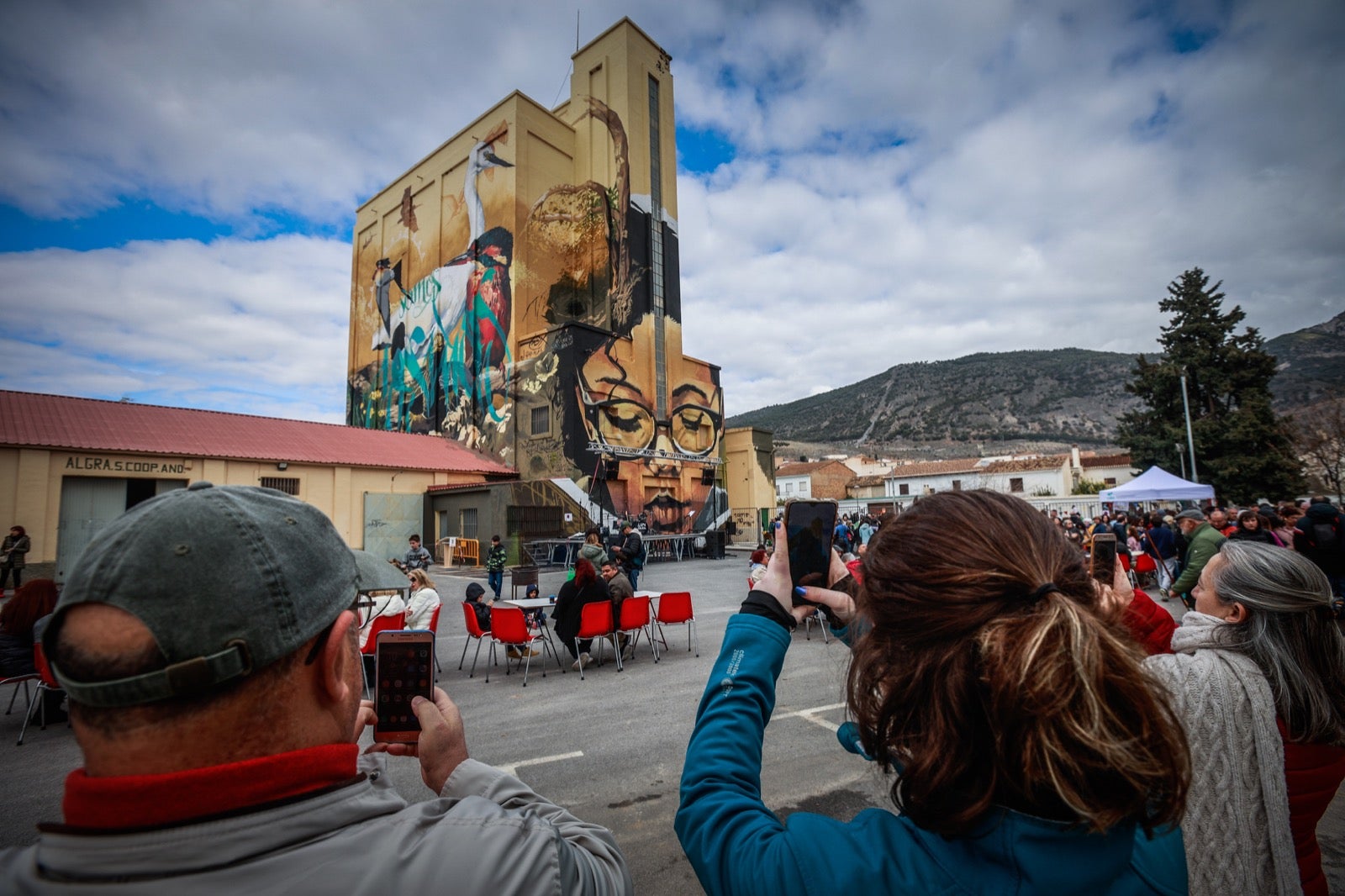 El grafiti gigante de El Niño de las Pinturas en Padul, en imágenes