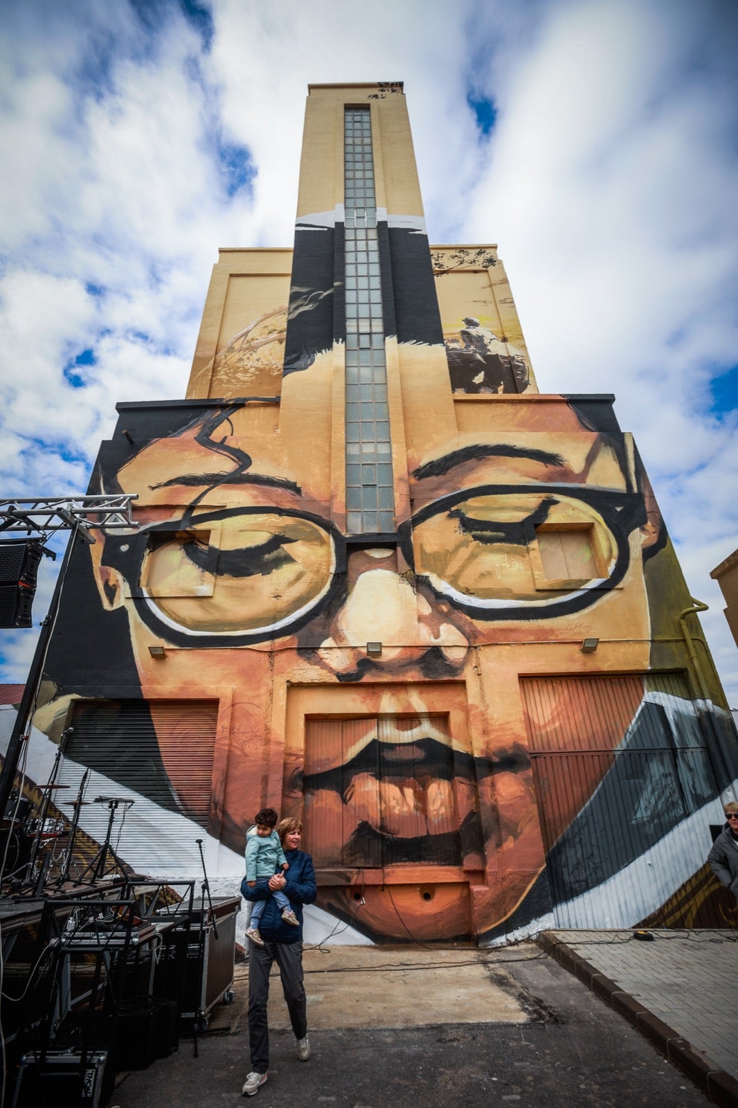 El grafiti gigante de El Niño de las Pinturas en Padul, en imágenes