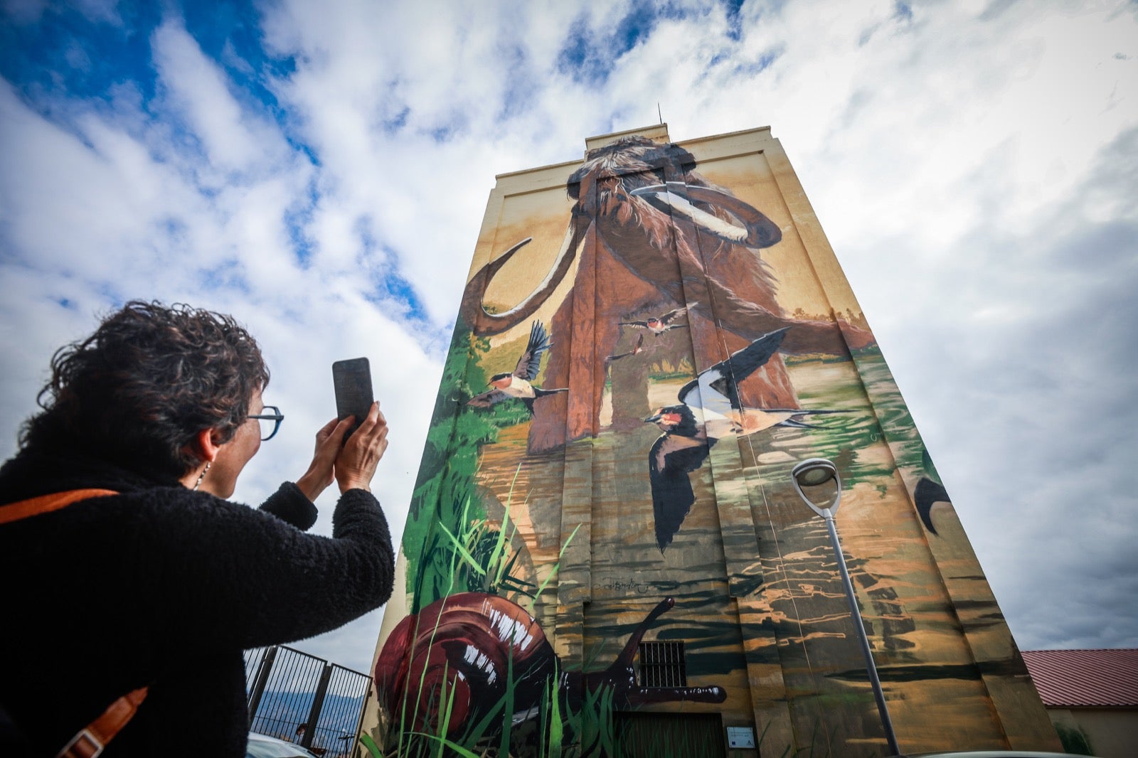 El grafiti gigante de El Niño de las Pinturas en Padul, en imágenes