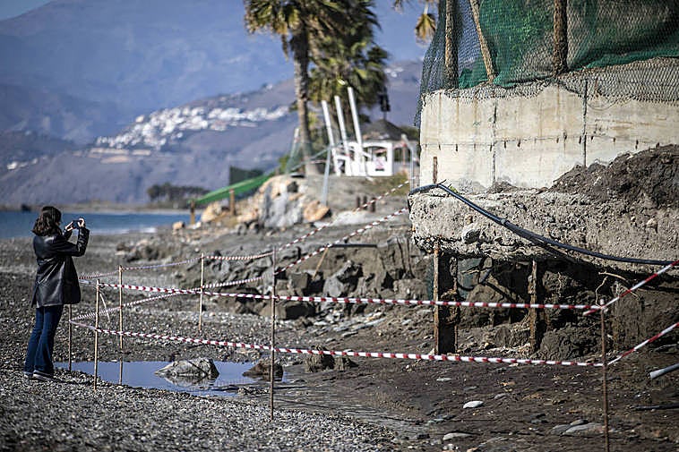 El temporal destroza Playa Granada