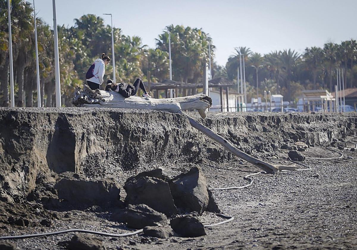 Los efectos del temporal en las playas de Granada, en imágenes