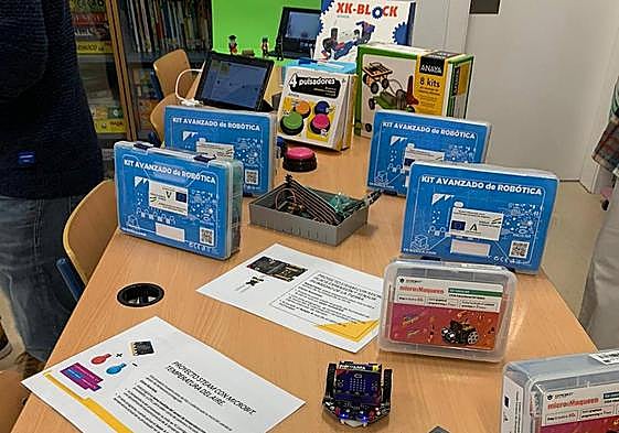 El aula cuenta con diferentes tipos de kits avanzados de robótica.