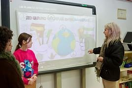 Patricia del Pozo, consejera de Desarrollo Educativo y Formación Profesional, durante su visita a un centro escolar.